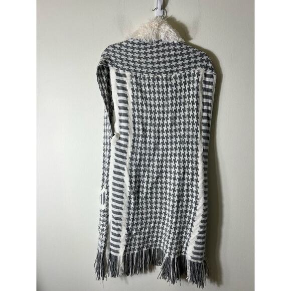 NWT Jessica Simpson Gray and White Knit Long Sweater Vest. One Size - Picture 2 of 3